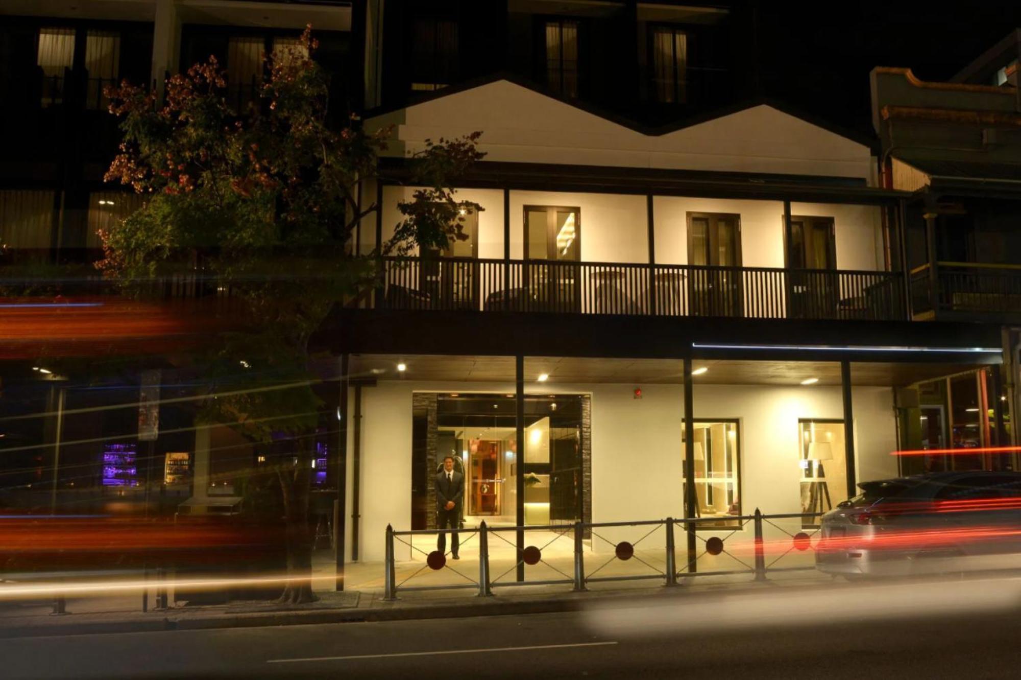 The Beetson Hotel Brisbane Exterior photo The hotel at night
