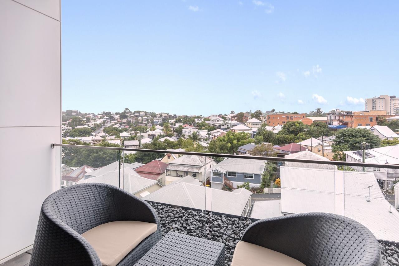 The Beetson Hotel Brisbane Exterior photo A balcony